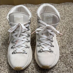 Size 9- Sorel: Out N About III Conquest in Chalk & Sea Salt